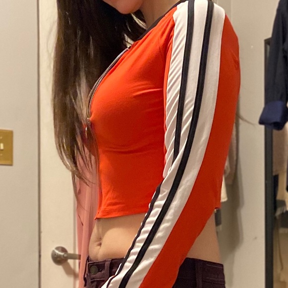 💕 2/$25 Red cropped hoodie - Picture 2 of 2